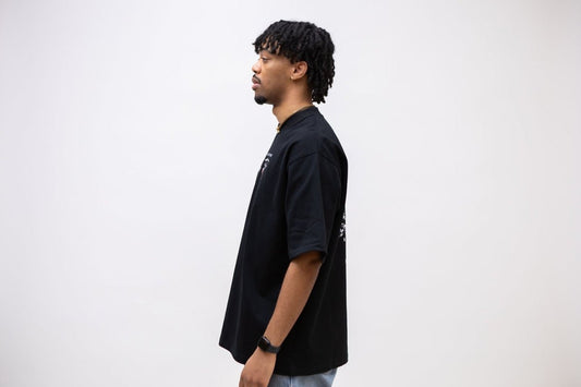 T-shirt oversize noir en coton bio porté par un homme - We Got Pain