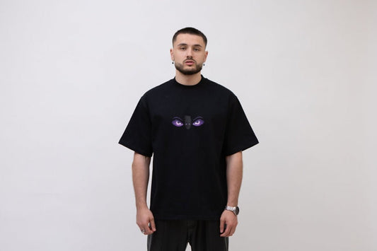 T-shirt oversize noir en coton bio porté par un homme - We Got Pain