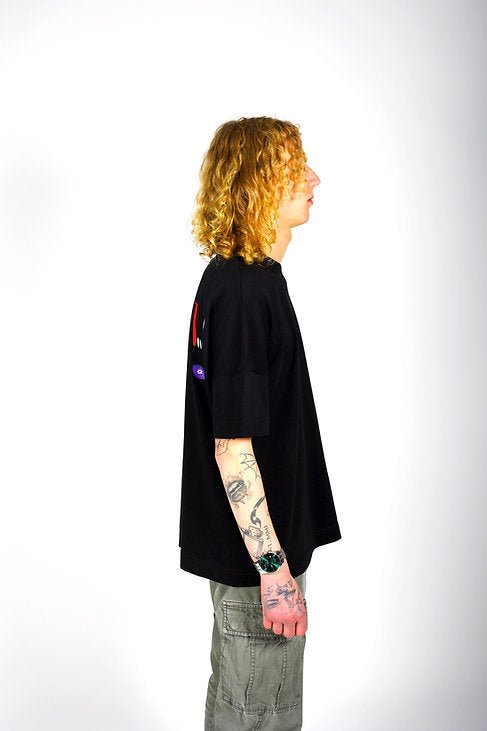 T-shirt oversize noir en coton bio porté par un homme - We Got Pain