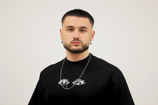 T-shirt oversize noir en coton bio porté par un homme - We Got Pain