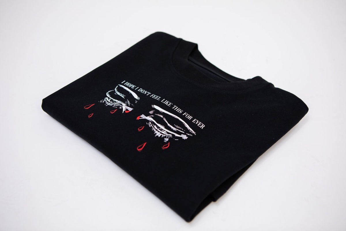 T-shirt oversize noir en coton bio porté par un homme - We Got Pain