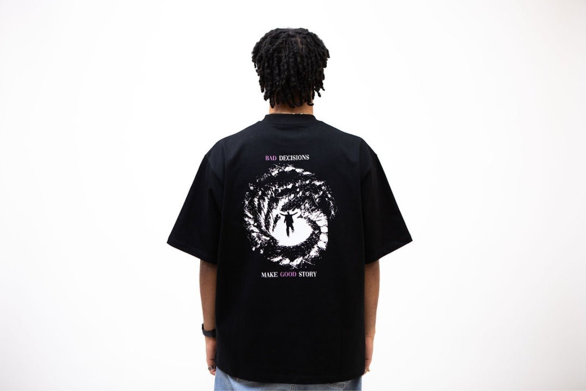 T-shirt oversize noir en coton bio porté par un homme - We Got Pain