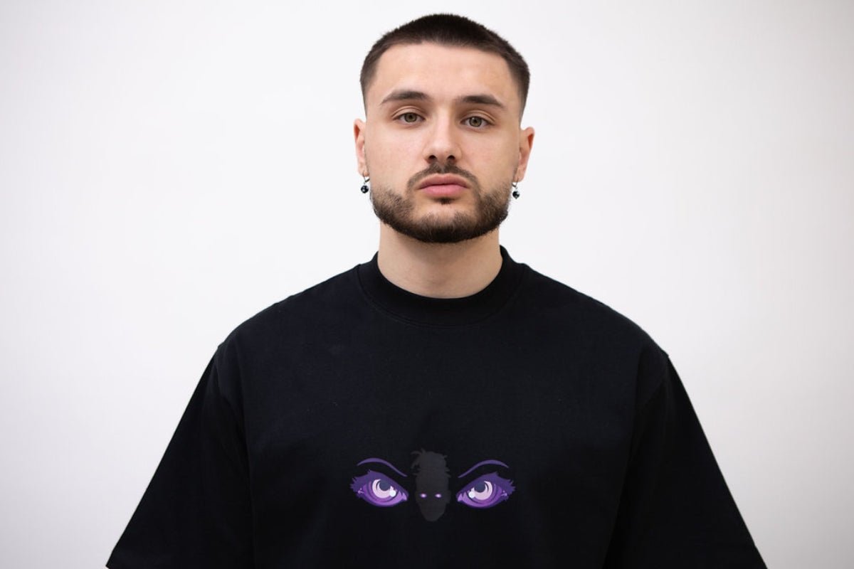T-shirt oversize noir en coton bio porté par un homme - We Got Pain