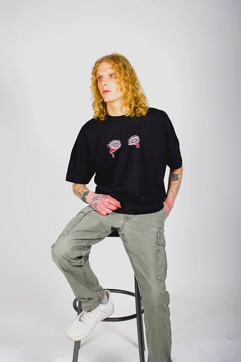 T-shirt oversize noir en coton bio porté par un homme - We Got Pain
