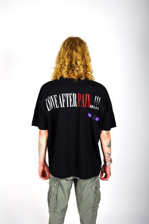 T-shirt oversize noir en coton bio porté par un homme - We Got Pain