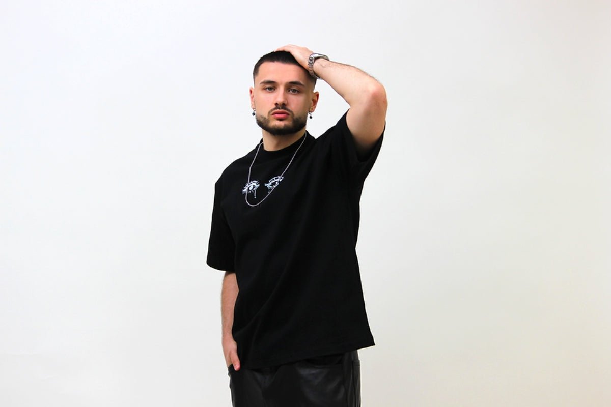 T-shirt oversize noir en coton bio porté par un homme - We Got Pain