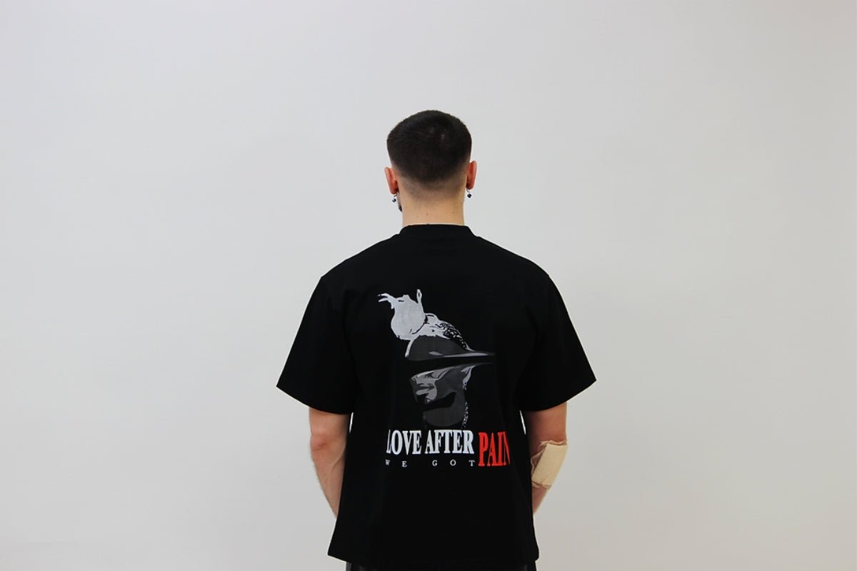 T-shirt oversize noir en coton bio porté par un homme - We Got Pain